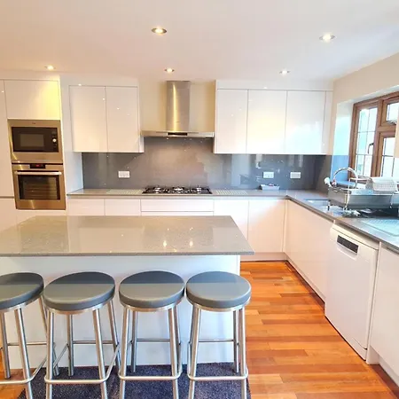 Luxury London House Sleeps X 16, Free Parking, Free Wifi, Garden Patio, Close To Tube Line Easy Access To Central London
